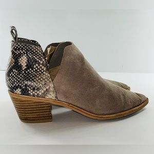 DOLCE VITA SIANO ANKLE BOOTIES SIZE 8.5 GRAY COLOR SNAKE PRINT